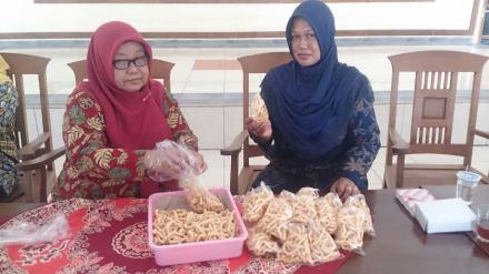 TINGKATKAN PENDAPATAN EKONOMI, PKK DESA TIMBULHARJO ADAKAN PELATIHAN MEMBUAT KUE AKAR KELAPA